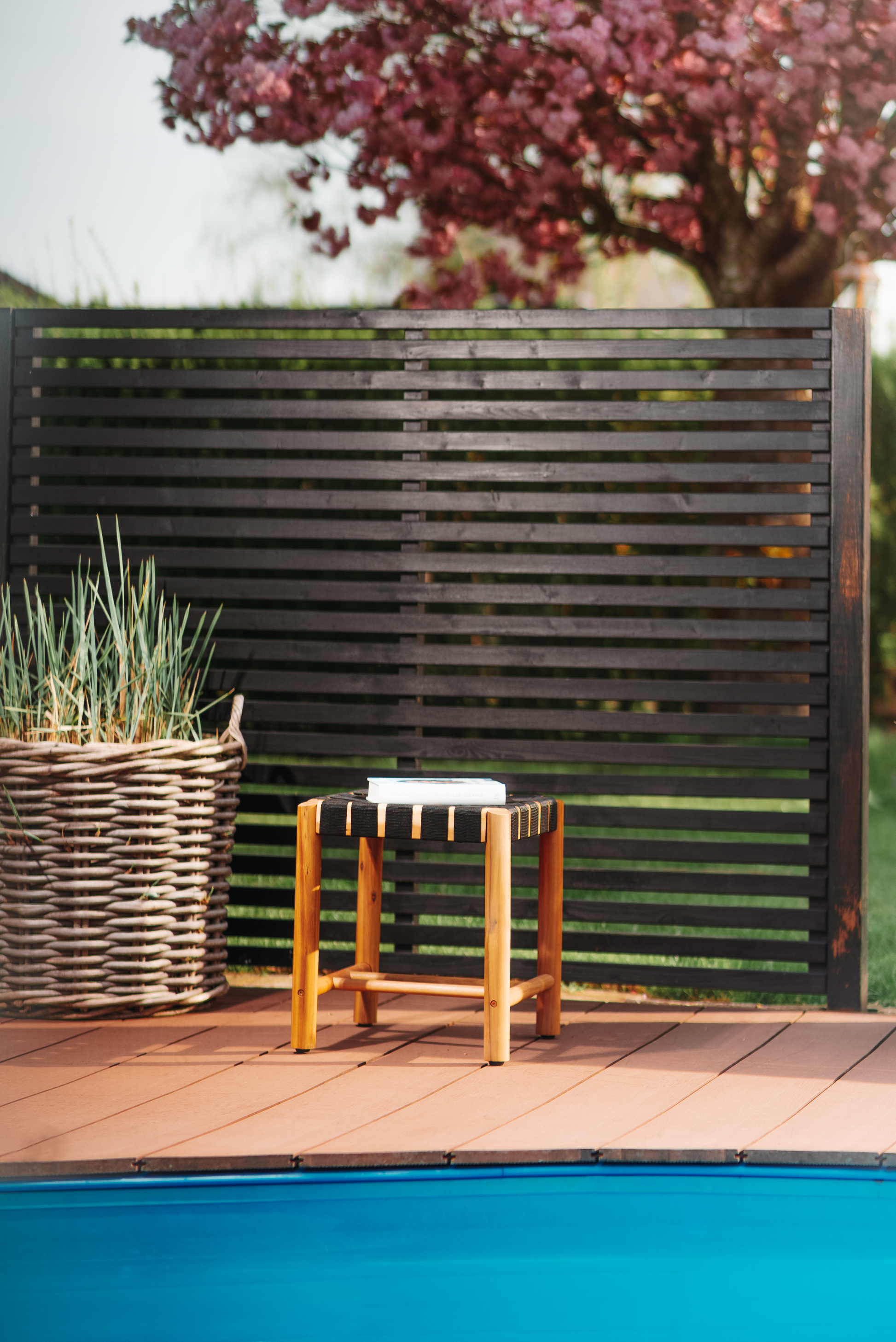 NOOKA SKAMMEL MED SORT SÆDE