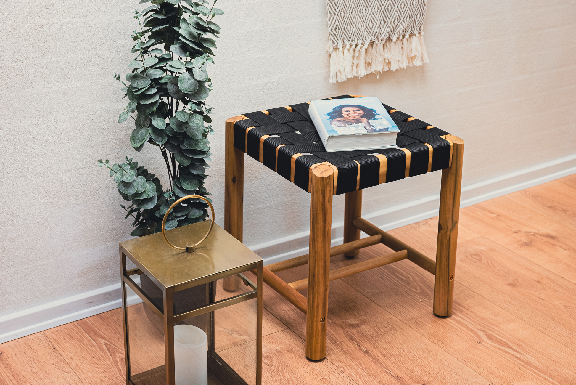 NOOKA SKAMMEL MED SORT SÆDE