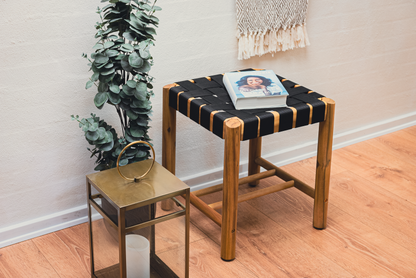 NOOKA SKAMMEL MED SORT SÆDE