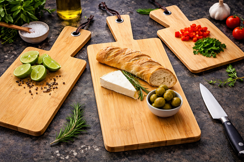 Bambusskærebræt 3 størrelser med håndtag og læder strop