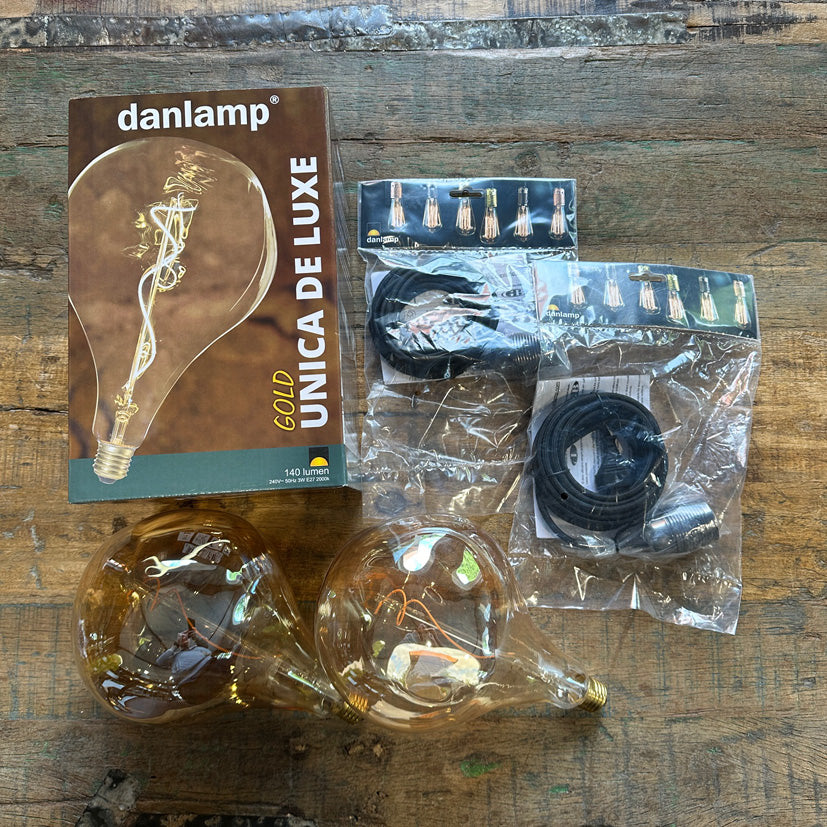 2 stk. LAMPER + STOFLEDNINGER MED SORT FATNING - DANLAMP UNICA DE LUXE GOLD L