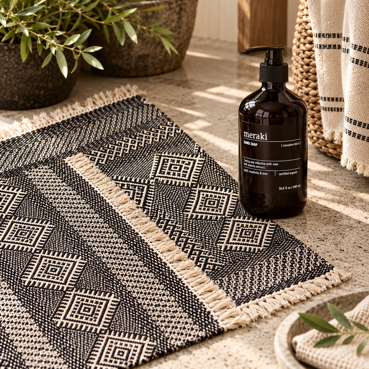 House Doctor Ethnic Tæppe 60x90 cm + Meraki Meadow Bliss Håndsæbe 490 ml – Sættilbud