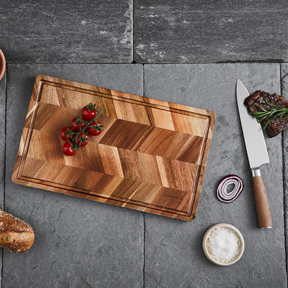 Skærebrættet med det elegante design er lavet af akacie træ med en saftrille rundt i kanten. 