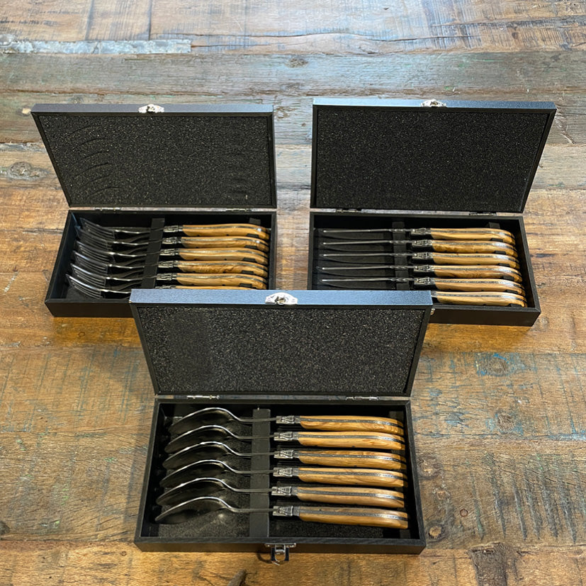 Pakkeløsning Haws Laguiole Knive, Gaffel og Spiseske – skaft af natur oliventræ